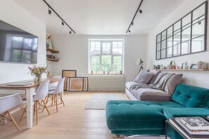 Living room - Ultra-modern 1 Bedroom in Angel With Balcony (London)