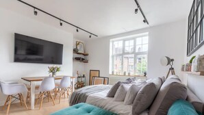 Basic Apartment, 1 King Bed with Sofa bed | 1 bedroom, iron/ironing board, bed sheets - Ultra-modern 1 Bedroom in Angel With Balcony (London)