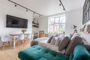 1 bedroom, iron/ironing board, bed sheets - Ultra-modern 1 Bedroom in Angel With Balcony (London)