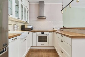 Réfrigérateur, four à micro-ondes, un four, surface de cuisson