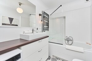 Bathtub, towels, shampoo - Uniwesytecka 11/12 | Near Rynek Wrocław (Wroclaw)