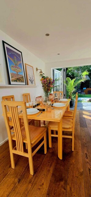 Casa de ciudad básica, varias camas | Cocina privada | Refrigerador, microondas, horno y parrilla de estufa