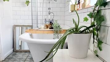 Basic Townhome, Multiple Beds | Bathroom | Hair dryer, towels, soap, shampoo