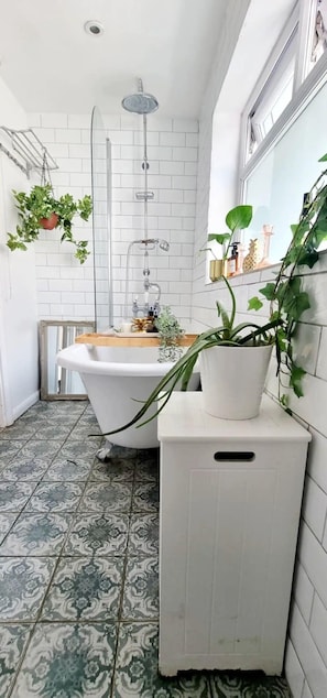 Residenza Basic, letti multipli | Bagno | Asciugacapelli, asciugamani, sapone, shampoo