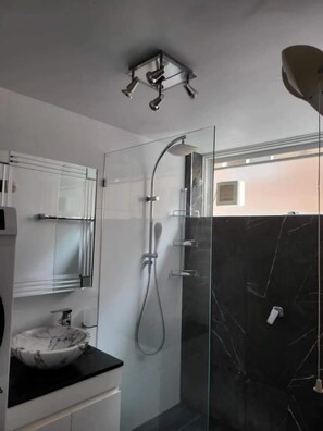 Departamento básico, 1 cama Queen size | Baño | Regadera, toallas, jabón, shampoo 