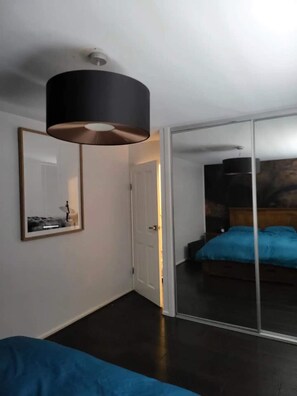 Departamento básico, 1 cama Queen size | 1 habitación, tabla de planchar con plancha y ropa de cama 