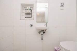 Perushuoneisto, 1 parisänky | Kylpyhuone | Suihku, pyyhkeet, saippua, sampoo