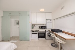 基础公寓, 1 张双人床 | 私人厨房 | 冰箱、微波炉、烤箱、洗碗机