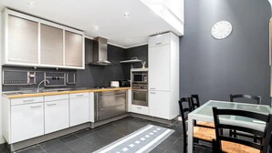 Eenvoudig appartement, 2 tweepersoonsbedden | Privékeuken | Een koelkast, een microgolfoven, een oven, een kookplaat