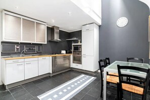 Private kitchen - Stunning Art-deco Style 2 Bedroom Apartment in Fitzrovia (London)