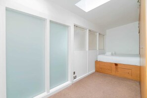 2 bedrooms, free WiFi, bed sheets - Stunning Art-deco Style 2 Bedroom Apartment in Fitzrovia (London)