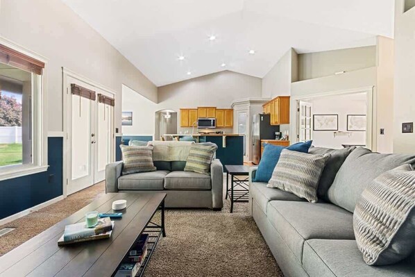 TV, fireplace - Family home in desirable neighborhood with pool ac (Meridian)