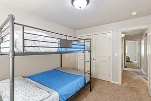 6 Schlafzimmer, Bügeleisen/Bügelbrett, Reisekinderbett, WLAN