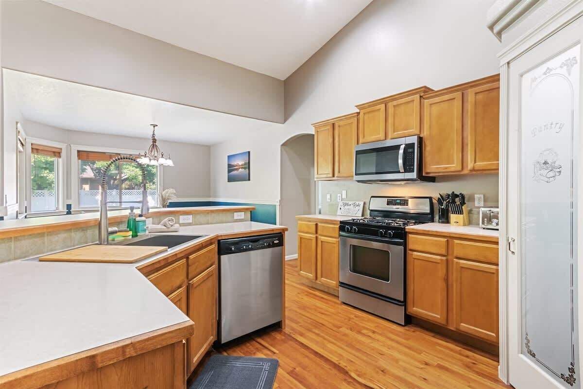Coffee/tea maker, fridge, microwave, oven