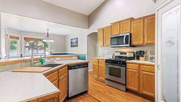 Coffee/tea maker, fridge, microwave, oven