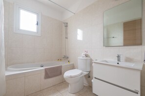 Comfort appartement | Badkamer | Een haardroger, handdoeken, shampoo