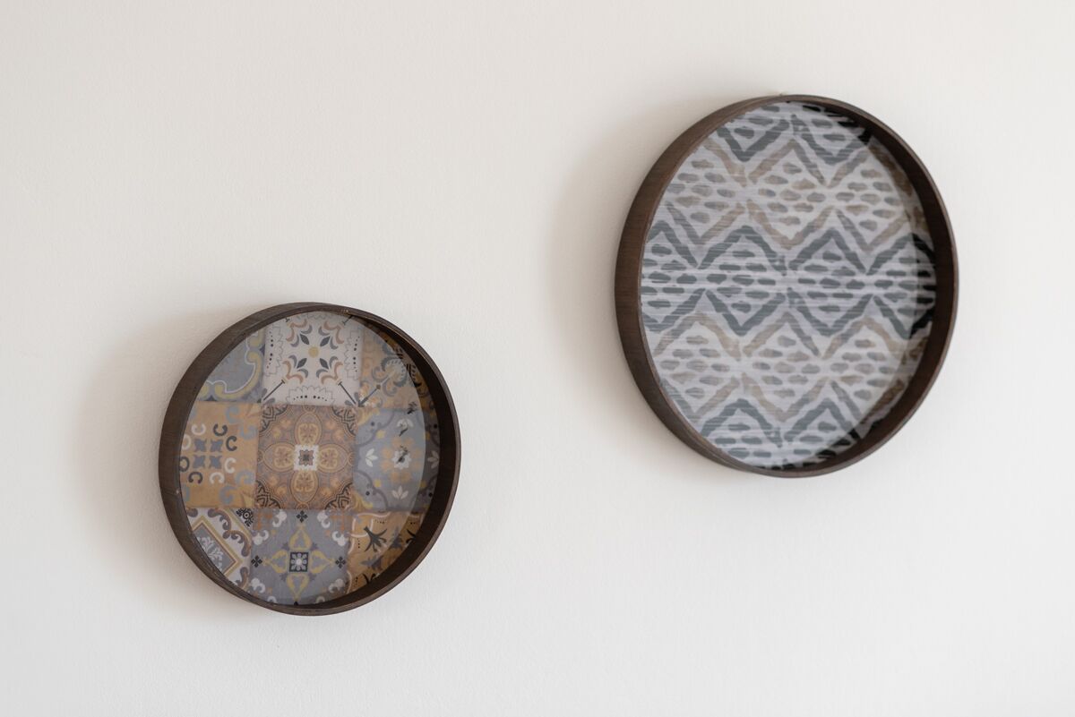 Dos relojes de pared con diseños diferentes.