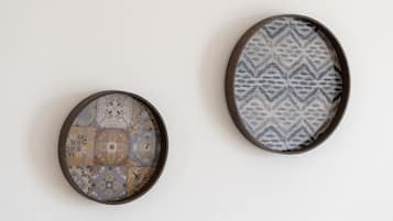 Dos relojes de pared con diseños diferentes.