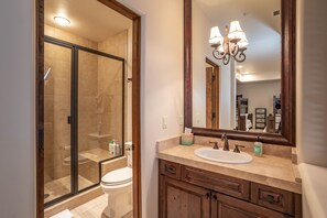 Combined shower/tub, jetted tub, bathrobes, towels