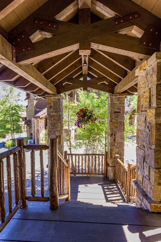 Stay Montana | Slopeside Luxury Ski-In/Ski-Out Chalet - Sleeps 12