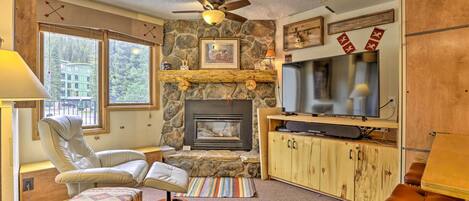 Téléviseur, foyer, jeux vidéo, table de baby-foot