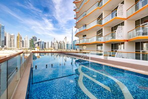 Piscine extérieure, chaises longues