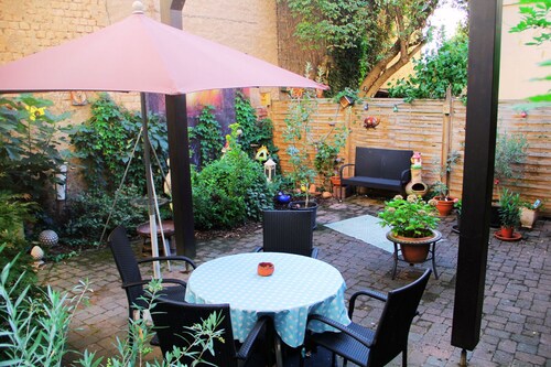 Central, bright + cozy vacation apartment (64 sqm) on the ground floor of an old detached house