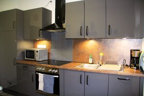 Réfrigérateur, micro-ondes, four, plaque de cuisson