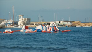 Un port de plaisance avec des bateaux, une bouée de sauvetage et une tour de contrôle.