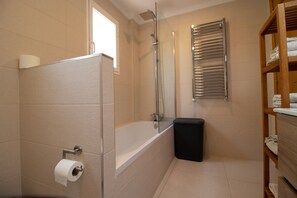 Combined shower/bathtub, hair dryer, towels - Villa Anja luxurious 6p. villa with private pool (Mutxamel-Bonalba)