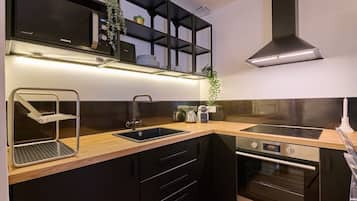冷蔵庫、電子レンジ、オーブン、コンロ