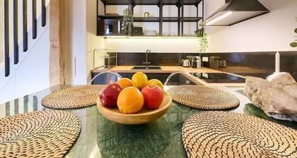 ★★★★★ Beautiful Duplex Design with private terrace - Ideally located