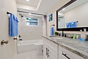 Kostenlose Toilettenartikel, Haartrockner, Handtücher