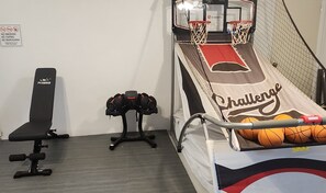 Fitness facility - Villa Kailāsa-Pool, 6 min drive to the Beach! (St. Petersburg)