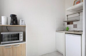 Kühlschrank, Mikrowelle, Herdplatte, Toaster
