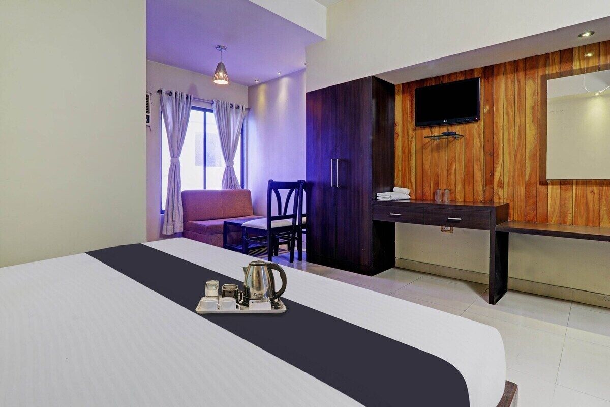 Desk, laptop workspace, iron/ironing board, free WiFi