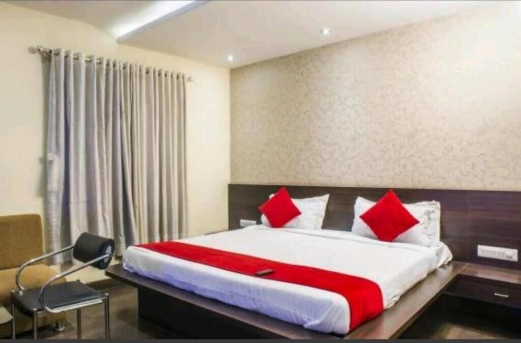 Desk, laptop workspace, iron/ironing board, free WiFi