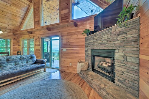 ‘Hiwassee Hideaway' Cabin w/ Mountain Views!