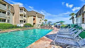 A swimming pool with lounge chairs and a sign indicating no diving allowed. - Myrtle Beach Condo w/ On-Site Pool & Beach Access (Myrtle Beach)