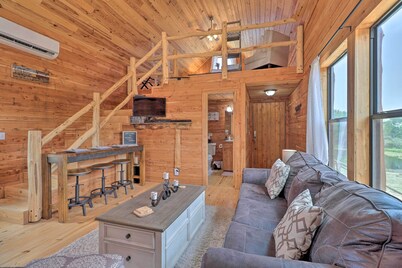 Chic Thorndale Cabin w/ Fire Pit & Fishing Pond
