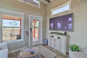 TV - Modern ‘Sunset Cabin’ w/ Wood Fire Pit! (Thorndale)