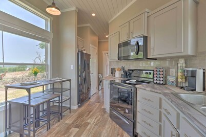 Modern ‘Sunset Cabin’ w/ Wood Fire Pit!