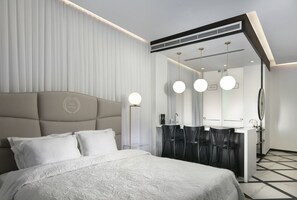Desk, iron/ironing board, free WiFi, bed sheets - King George - King Suite (Jerusalem)
