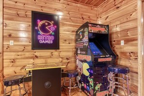 Games room - *HUGE & Luxurious 6BD Lodge! Game Room + VIEWS* (Sevierville)