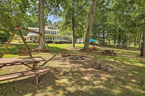 'The B Haus' Lakefront Retreat w/ Boat Ramp!