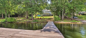'The B Haus' Lakefront Retreat w/ Boat Ramp!