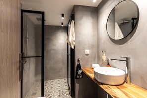 Chambre Ville | Salle de bain | Douche, douche cascade, articles de toilette (gratuits)