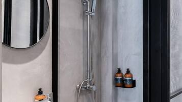 Chambre Supérieure Double ou avec lits jumeaux | Salle de bain | Douche, douche à « effet pluie », articles de toilette gratuits
