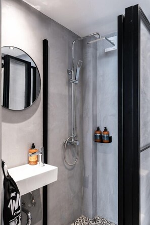 Superior Double or Twin Room | Bathroom | Shower, rainfall showerhead, free toiletries, hair dryer - PAME Wild (Athens)