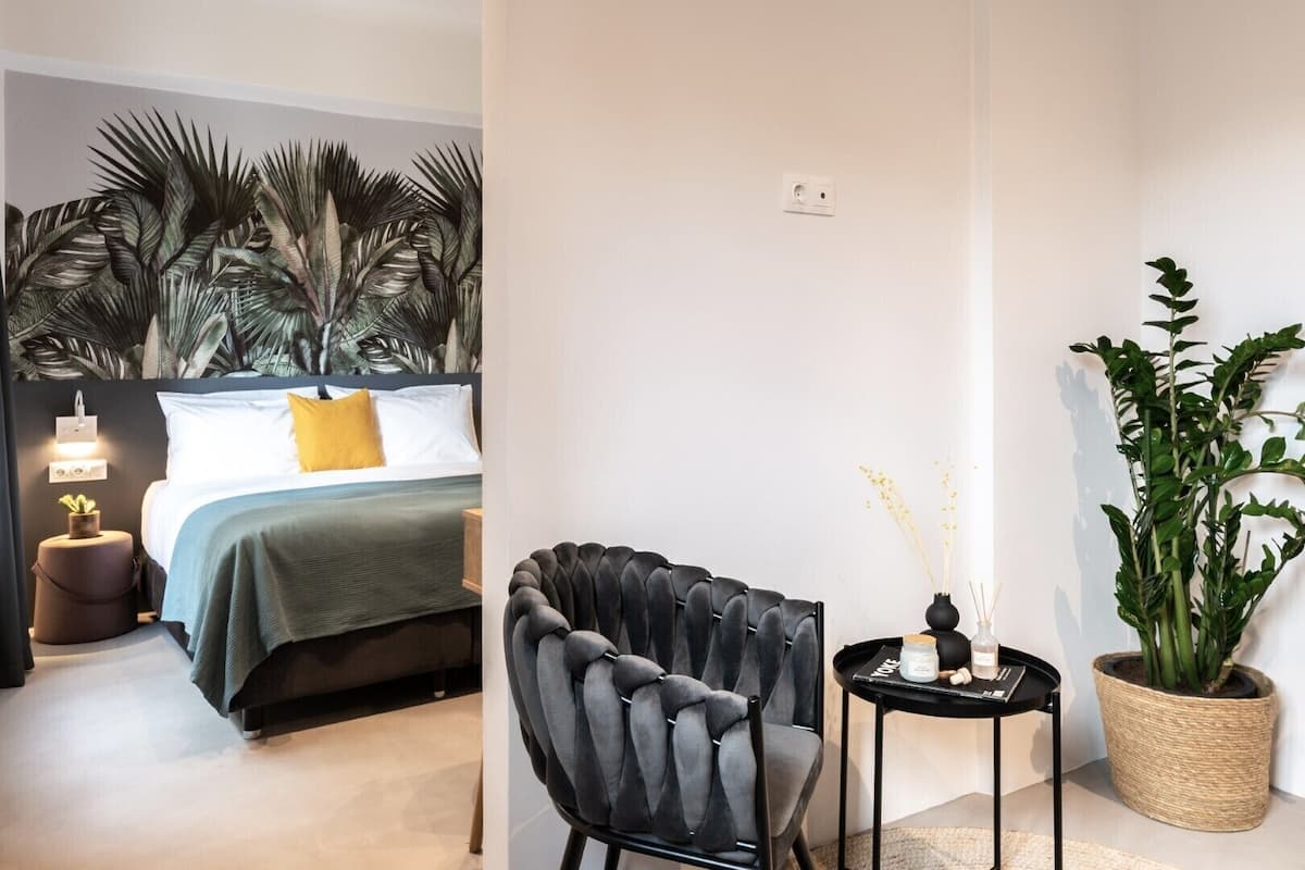 Junior Suite | 1 bedroom, premium bedding, pillowtop beds, in-room safe